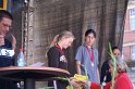  Shake-Hands mit der Kieler Oberbürgermeisterin
Angelika Volquartz, die die Urkunde überreicht.
Vorne links übrigens Rainer Ziplinski,
der Chef und Inhaber  von 